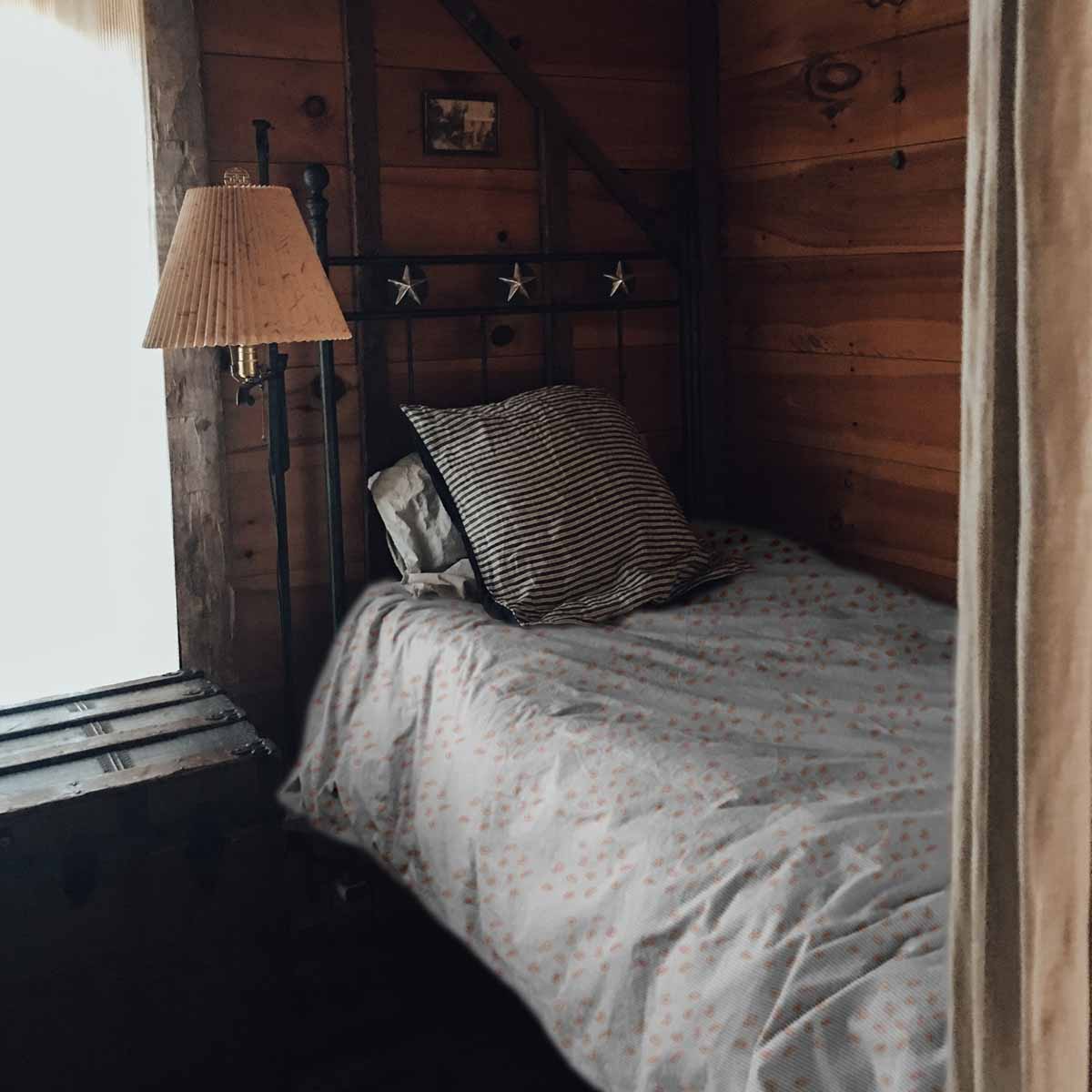 Set de ropa de cama con mantas terapéuticas y puntos naranjas