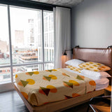 Set di biancheria da letto con coperte terapeutiche e forme gialle