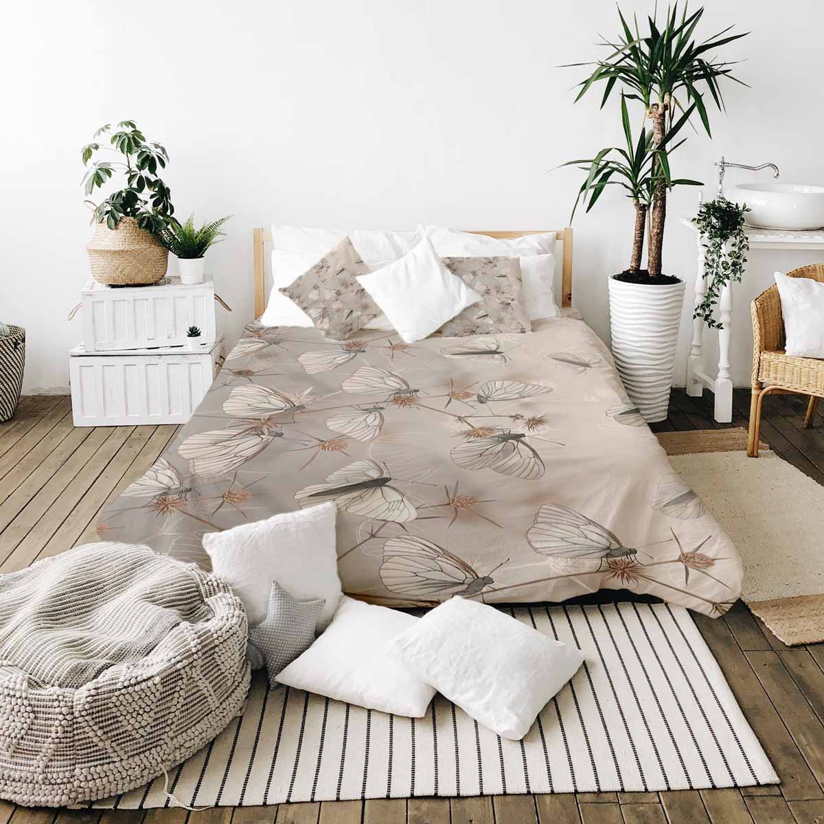 Juego de ropa de cama beige con mantas terapéuticas y polillas