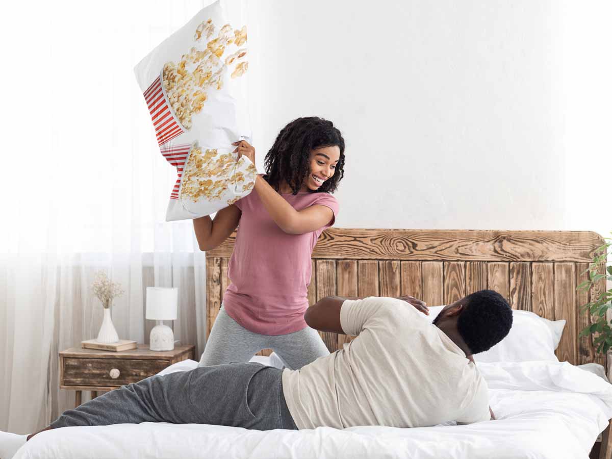 Almohada de salud blanca con palomitas de maíz