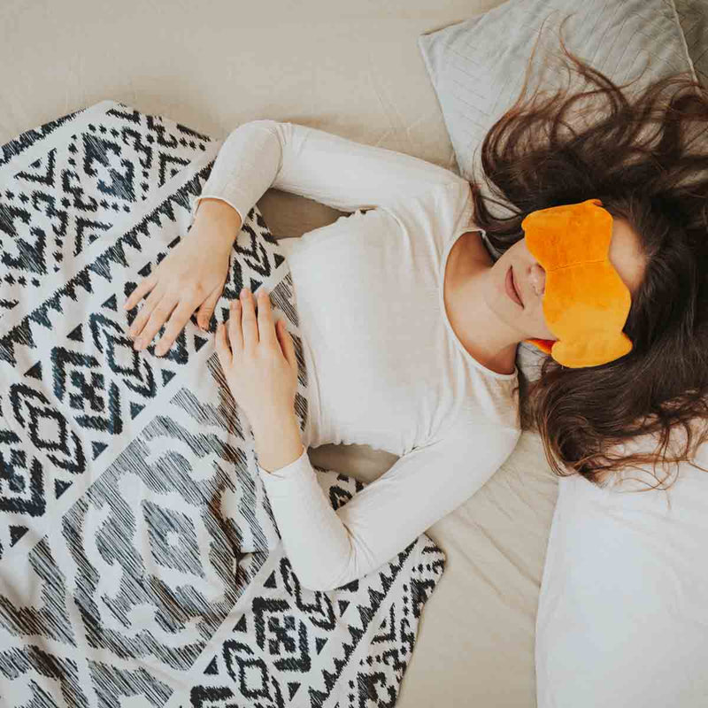 Set de ropa de cama con mantas terapéuticas y formas negras