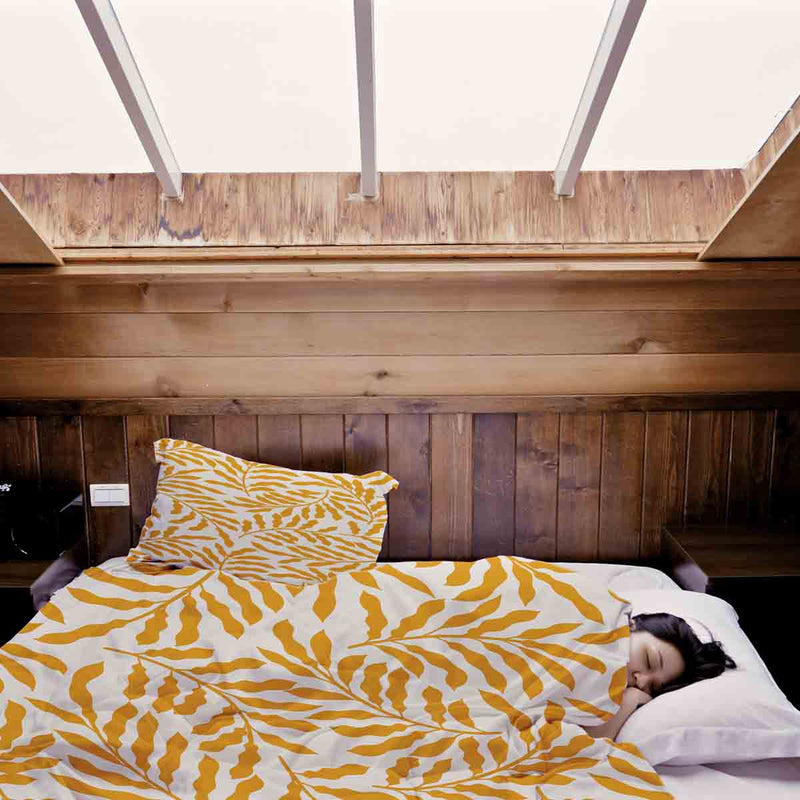 Set di biancheria da letto con coperte terapeutiche e rami gialli