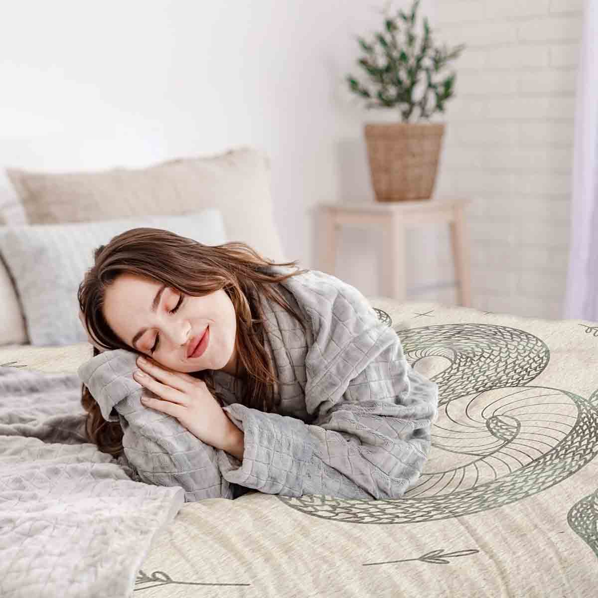 Set di biancheria da letto beige con coperta terapeutica e serpente