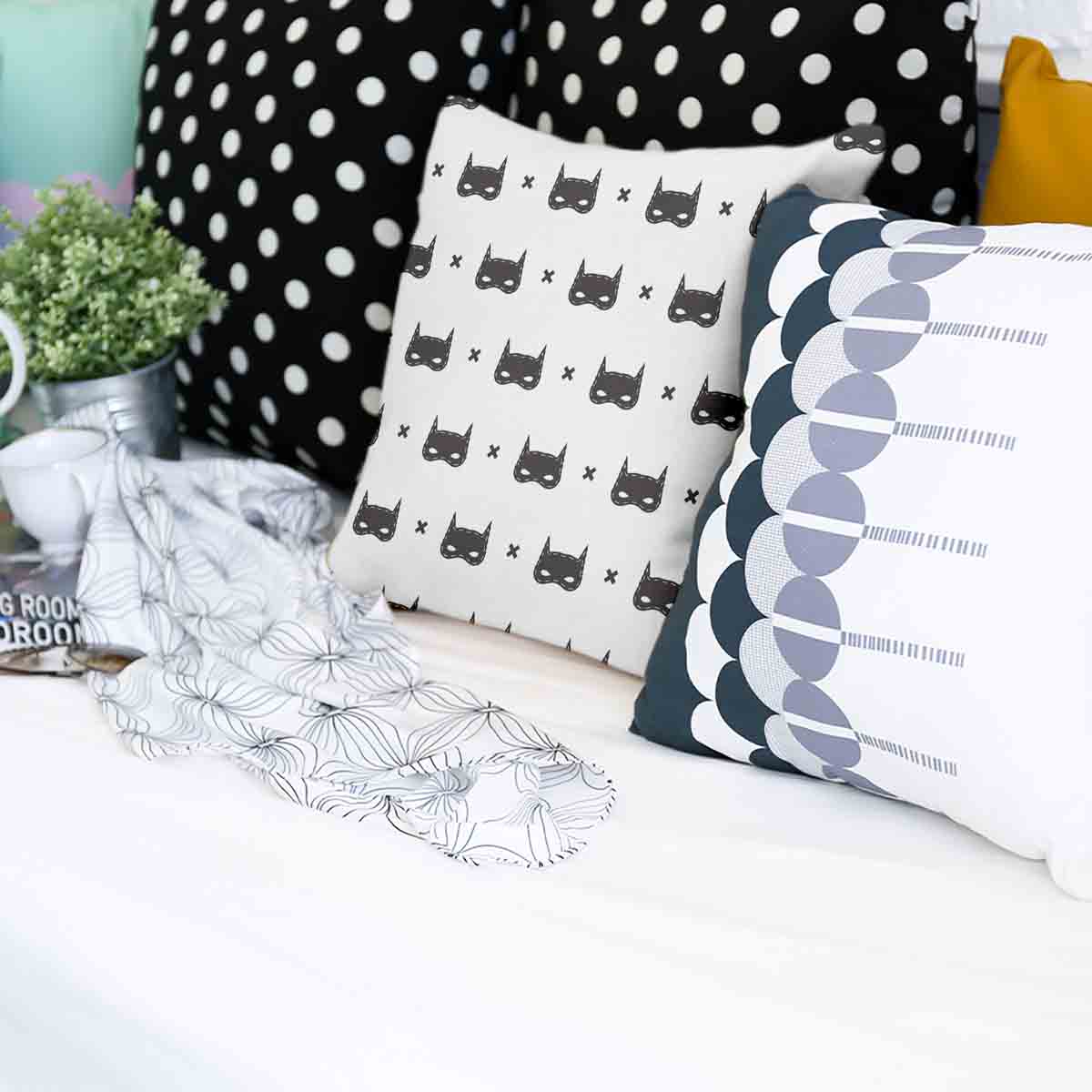 Cuscino sanitario bianco con maschera per gatti