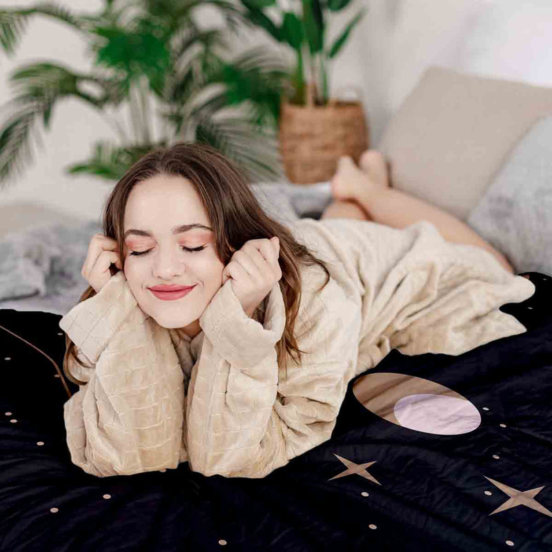 Set di biancheria da letto con coperta terapeutica nera con sole, luna e stelle