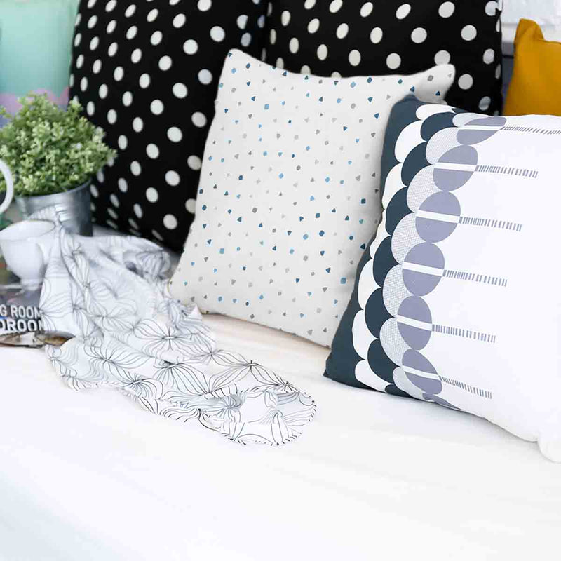 Cuscino sanitario bianco con piccole forme blu