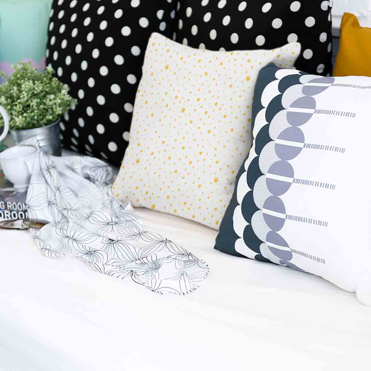 Almohada de salud blanca con estrellas amarillas