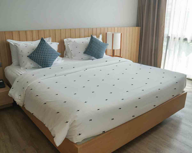 Therapy blanket bedding set, white, airplanes