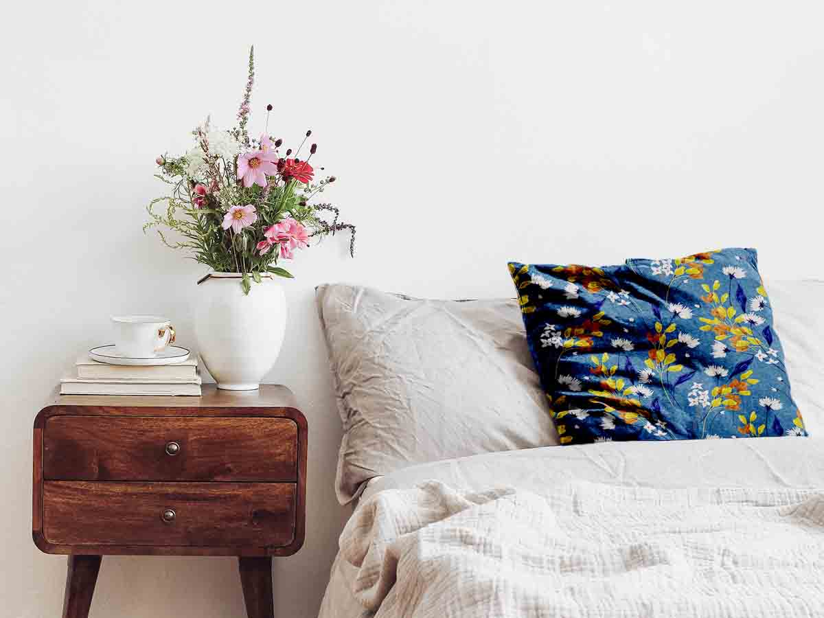 Almohada de salud azul con ramo de flores