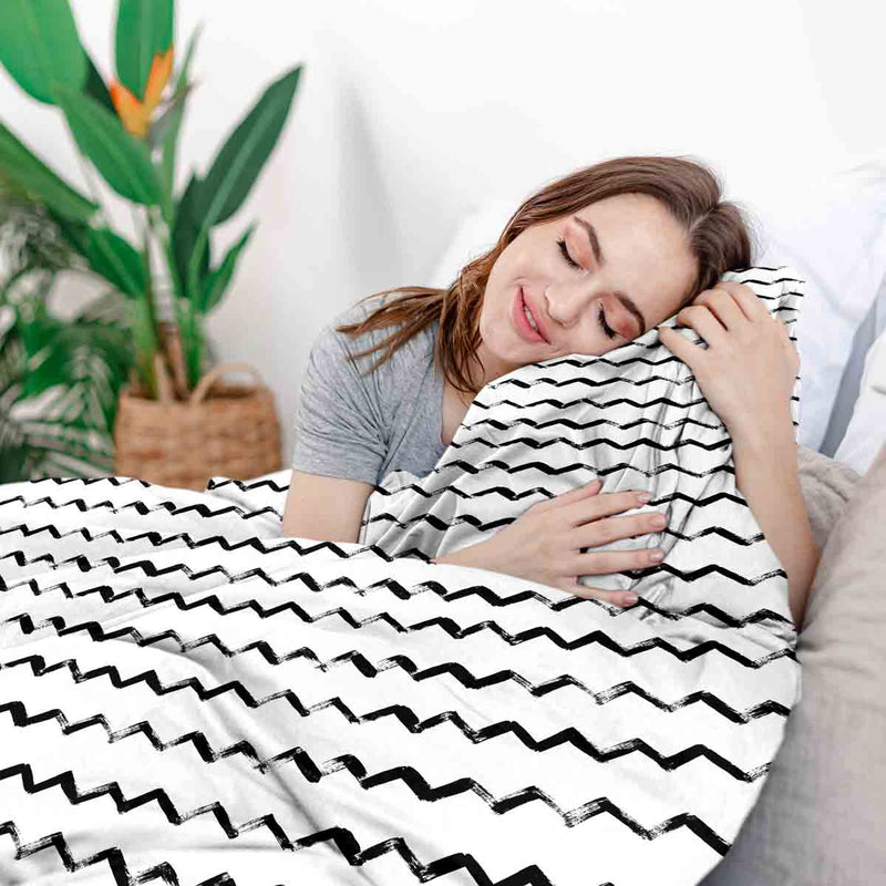 Therapy blanket bedding set, white zigzag.