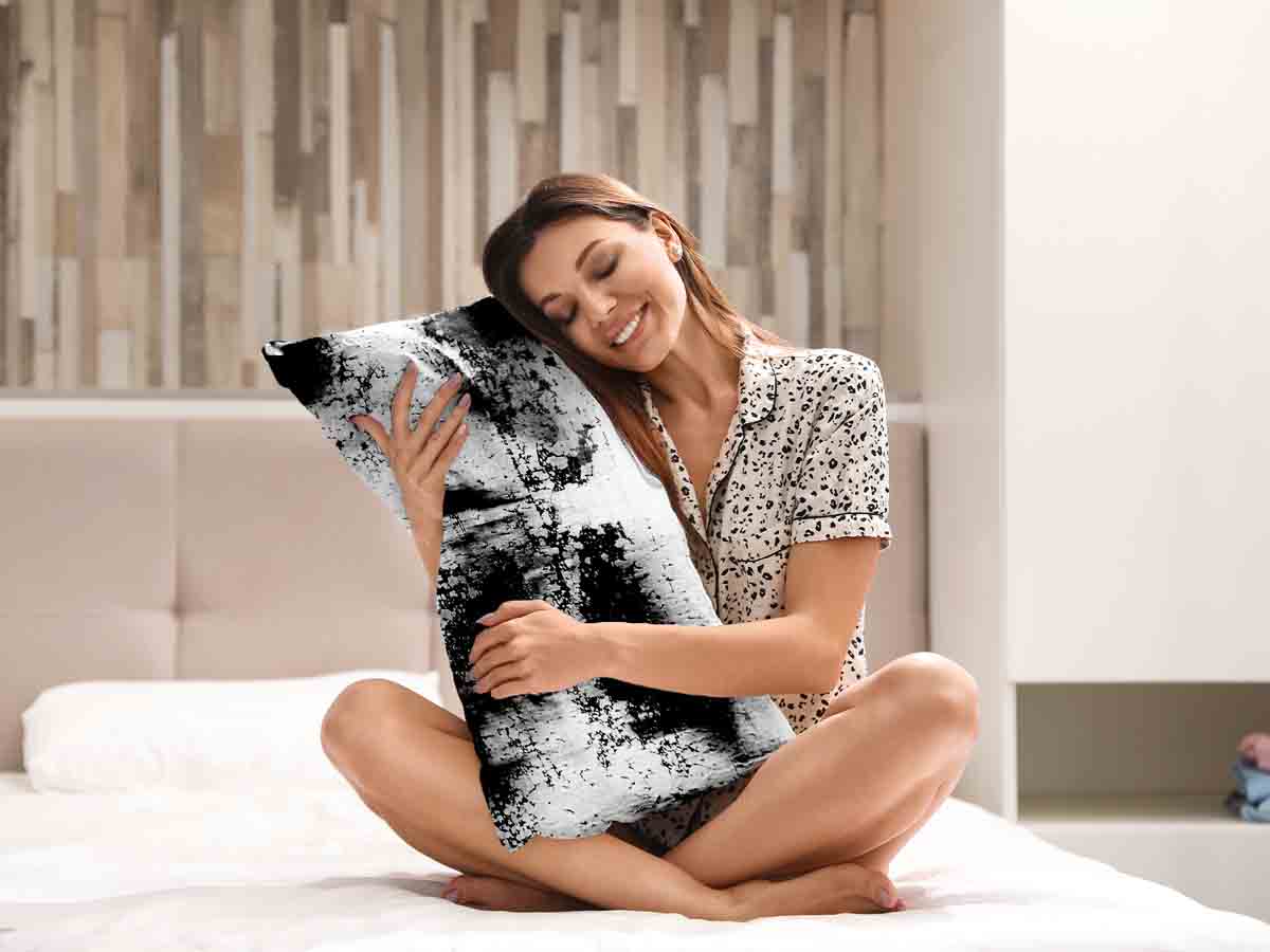 Almohada de salud negra con patrón jaspeado