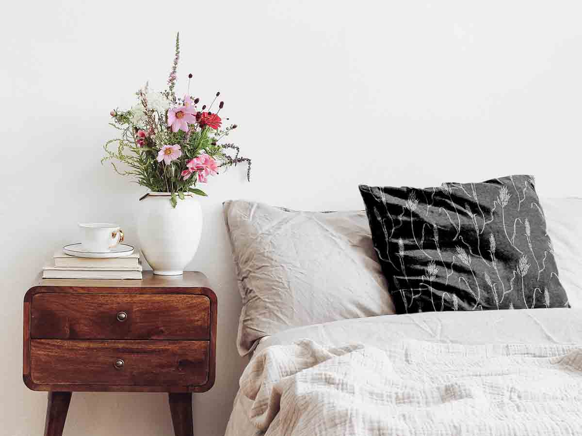 Almohada de salud gris oscuro con ramas blancas