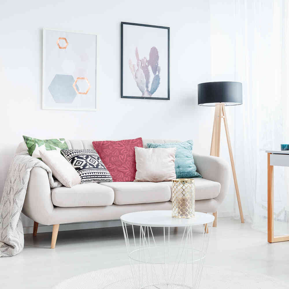 Almohada de salud roja con motivo de corazón rosa