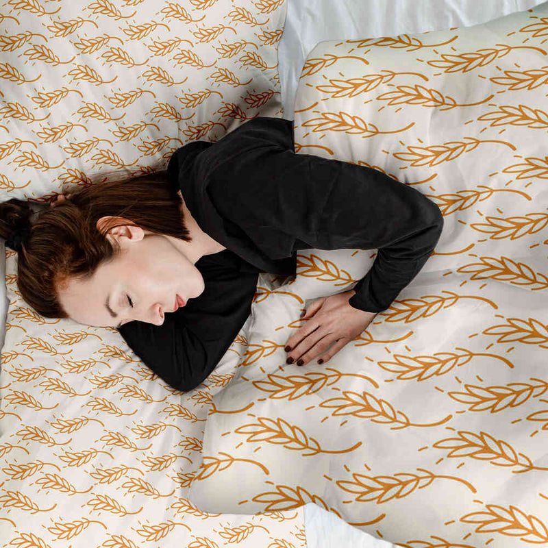 Set di biancheria da letto con coperta terapeutica bianca con grano giallo