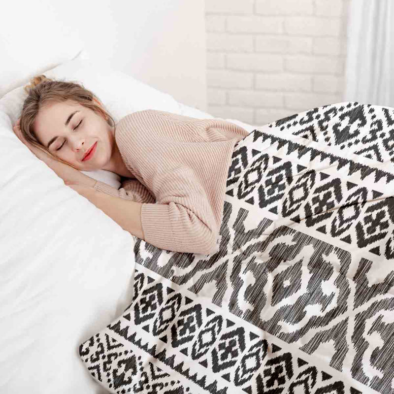 Set de ropa de cama con mantas terapéuticas y formas negras