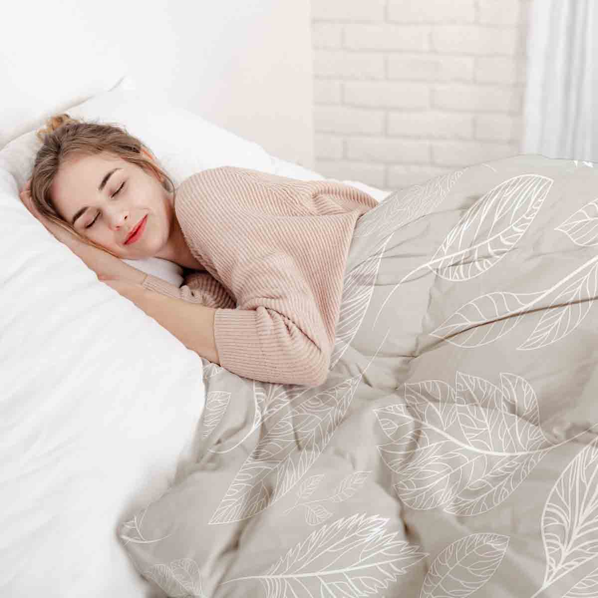 Set di biancheria da letto con coperte terapeutiche beige con foglie chiare