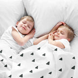 Coperte terapeutiche con rivestimento in cotone bianco con triangoli neri