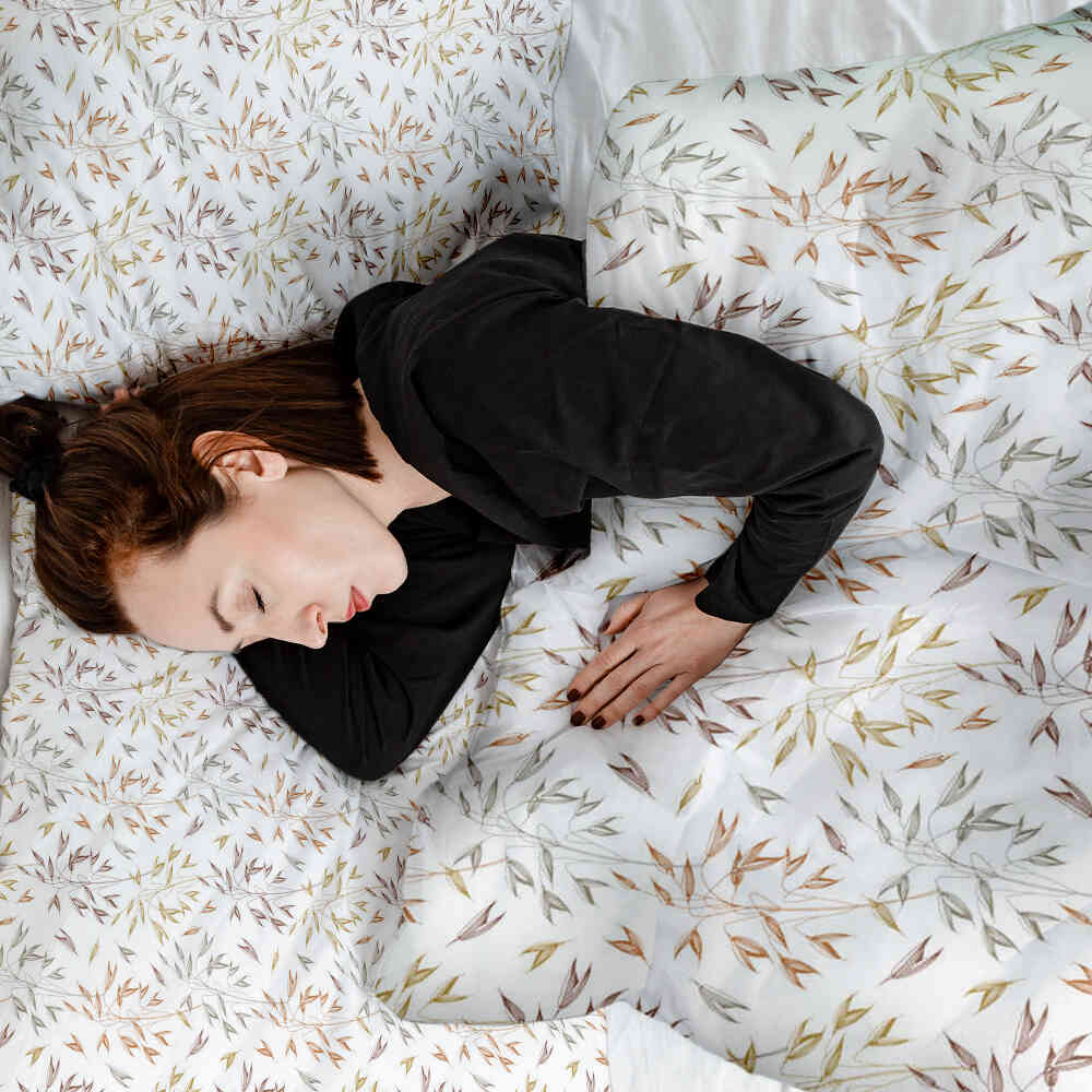 Set di biancheria da letto con coperte terapeutiche e delicati rami colorati