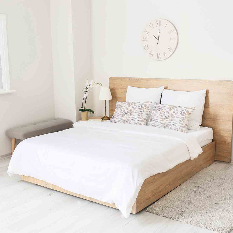 Almohada de salud blanca con ramas marrón claro