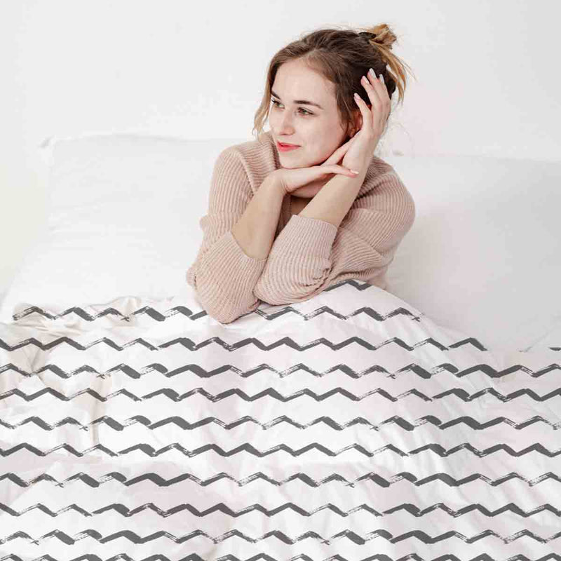 Therapy blanket bedding set, white zigzag.