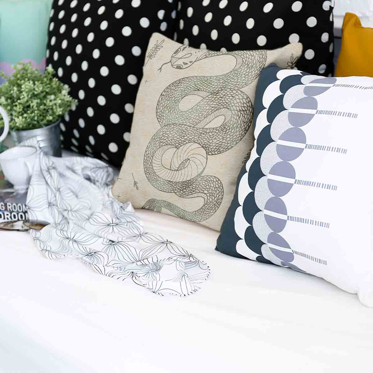 Cuscino sanitario beige con serpente