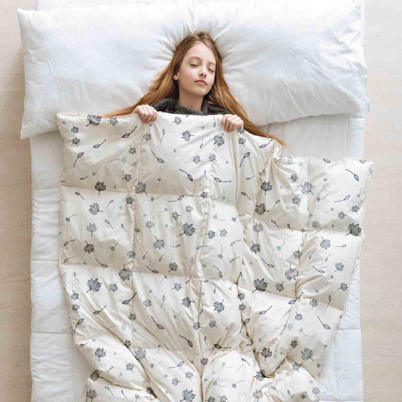 Therapy blanket bedding set, flying leaves.