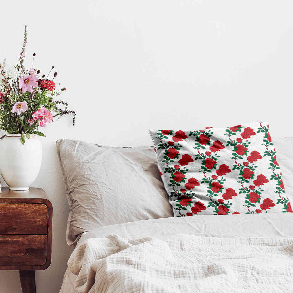 Almohada de salud blanca con arbusto de rosas