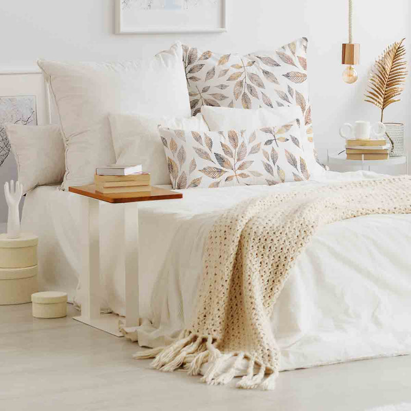Almohada de salud blanca con ramas marrón claro