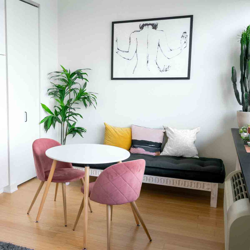 Almohada de salud blanca con corazones geométricos
