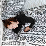 Set de ropa de cama con mantas terapéuticas y formas negras