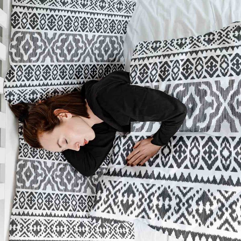 Set de ropa de cama con mantas terapéuticas y formas negras