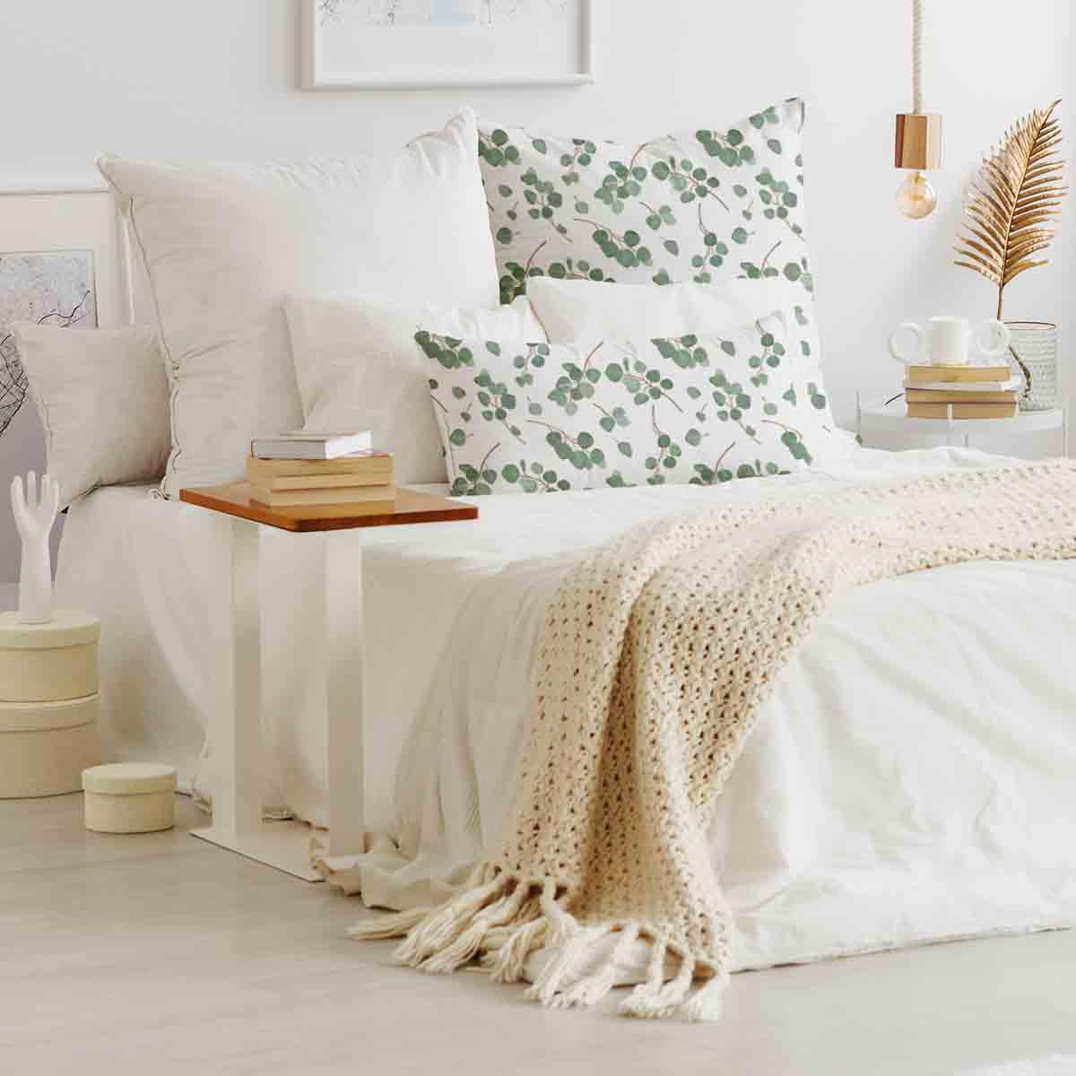 Almohada de salud blanca con ramas de eucalipto