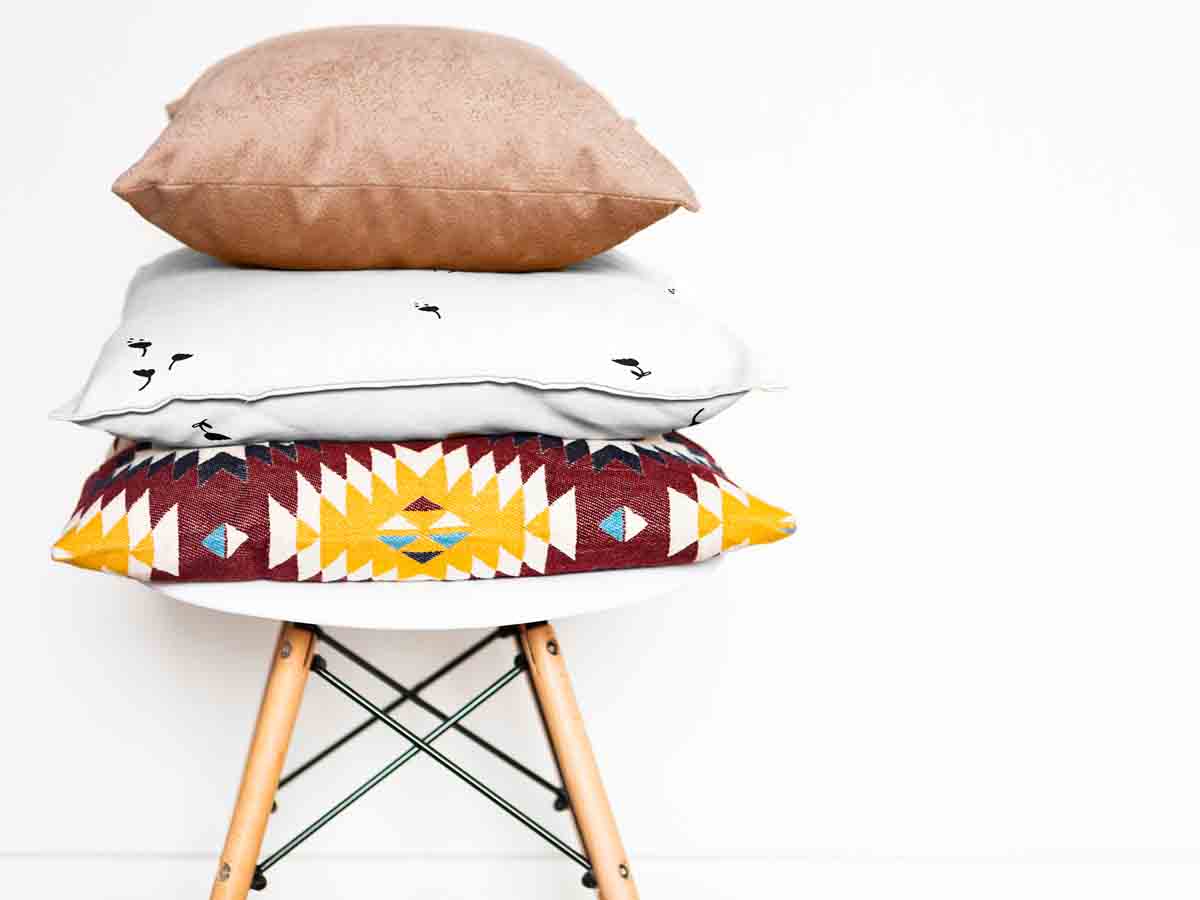 Health pillow white with black dandelions