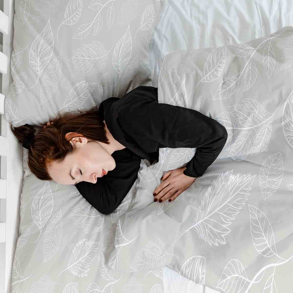 Set di biancheria da letto con coperte terapeutiche beige con foglie chiare