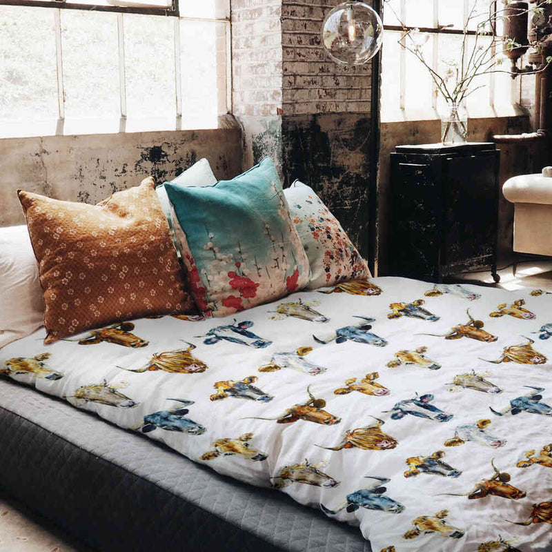 Therapy blanket bedding set, white with bull heads.