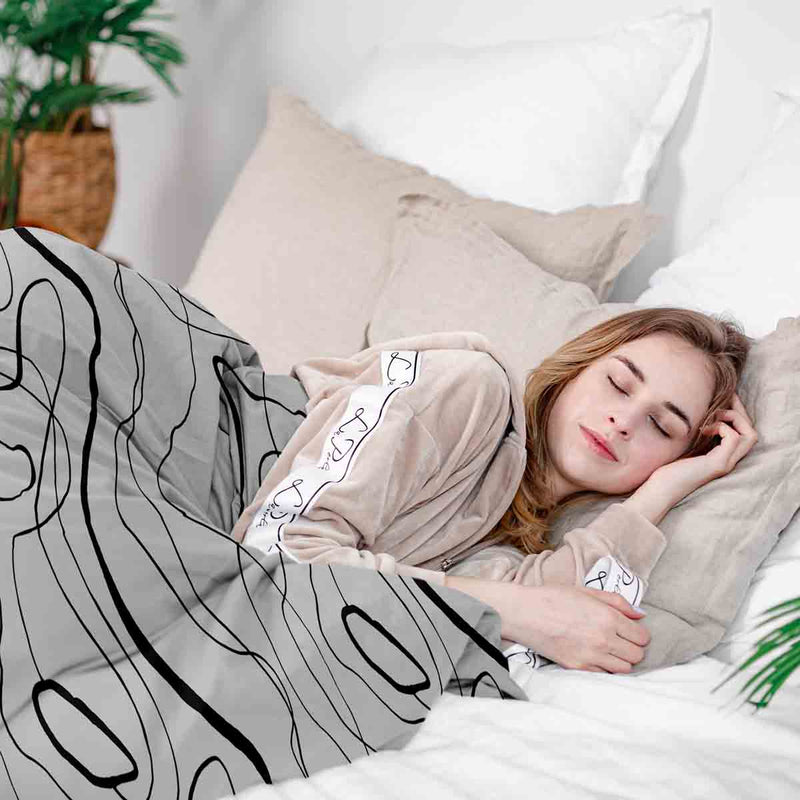 Set de ropa de cama con mantas terapéuticas y líneas serpenteantes negras