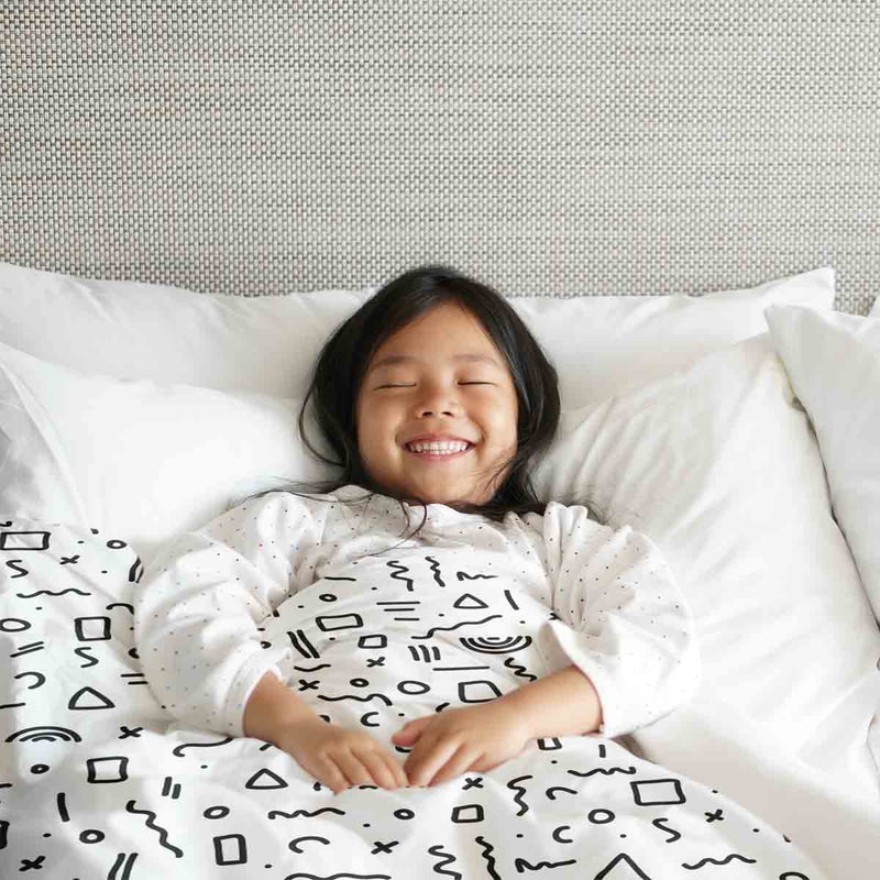 Juego de ropa de cama con mantas terapéuticas blanco con formas en negro