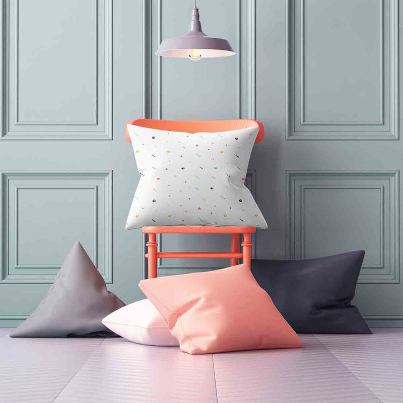 Cuscino sanitario bianco con forme colorate