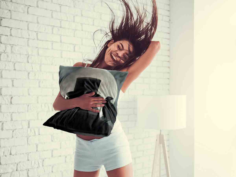 Cuscino salute uomo alla luce della luna