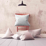 Cuscino sanitario bianco con piccole forme blu