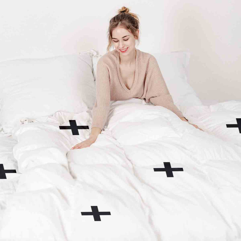 Juego de ropa de cama con mantas terapéuticas con cruces negras