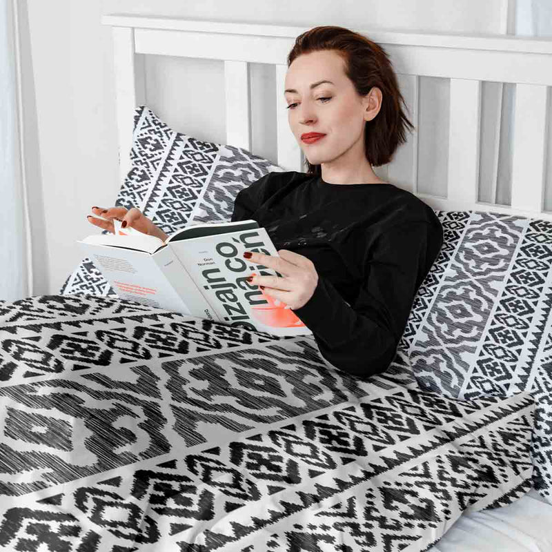 Set de ropa de cama con mantas terapéuticas y formas negras