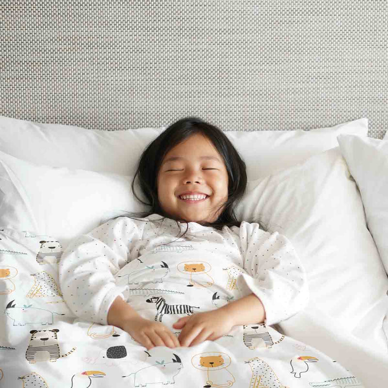 Therapy blanket bedding set, white with zoo animals.