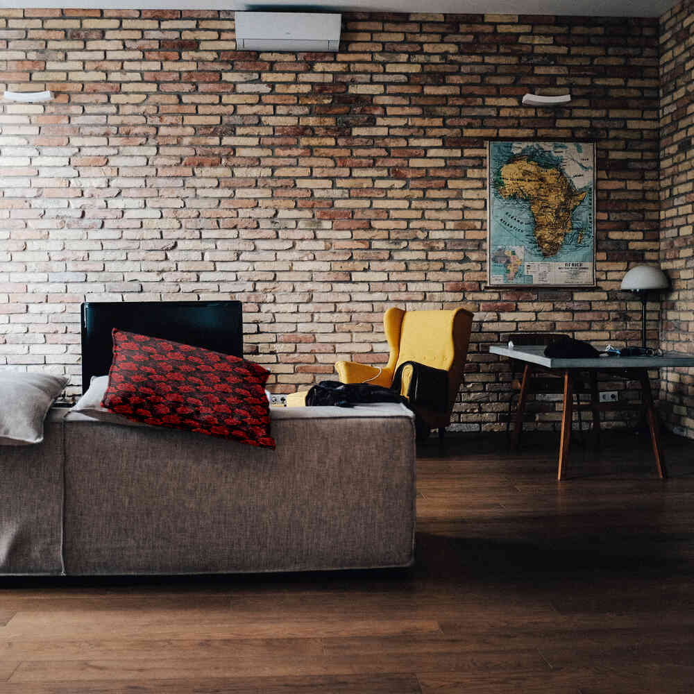 Almohada de salud negra con rosas rojas