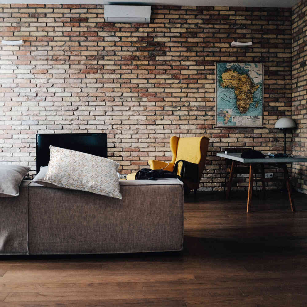 Almohada de salud con delicadas ramas coloridas