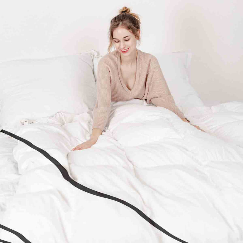 Set de ropa de cama con mantas terapéuticas y líneas serpenteantes negras