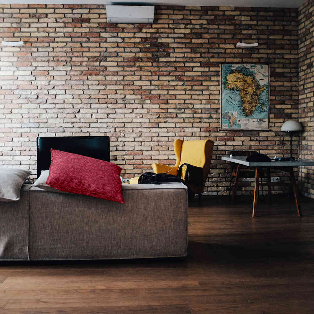Almohada de salud roja con motivo de corazón rosa