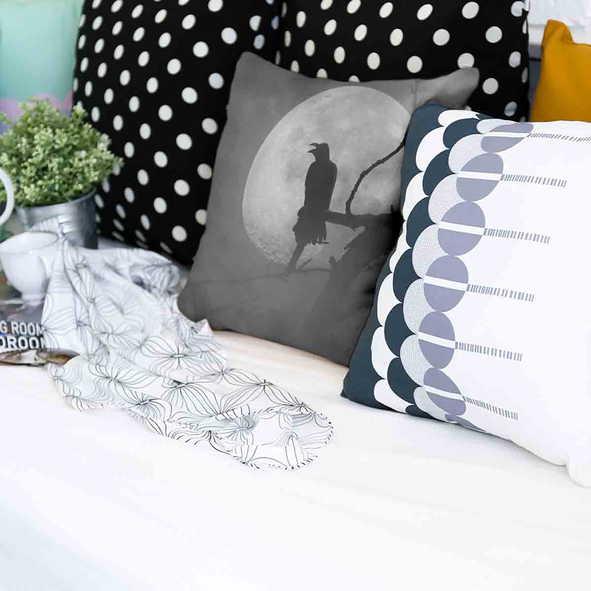 Cuscino salute corvo nella luce della luna