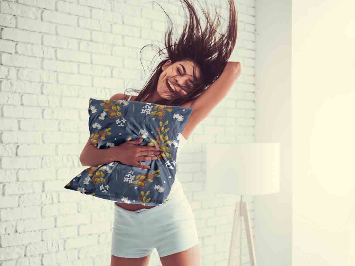 Almohada de salud azul con ramo de flores