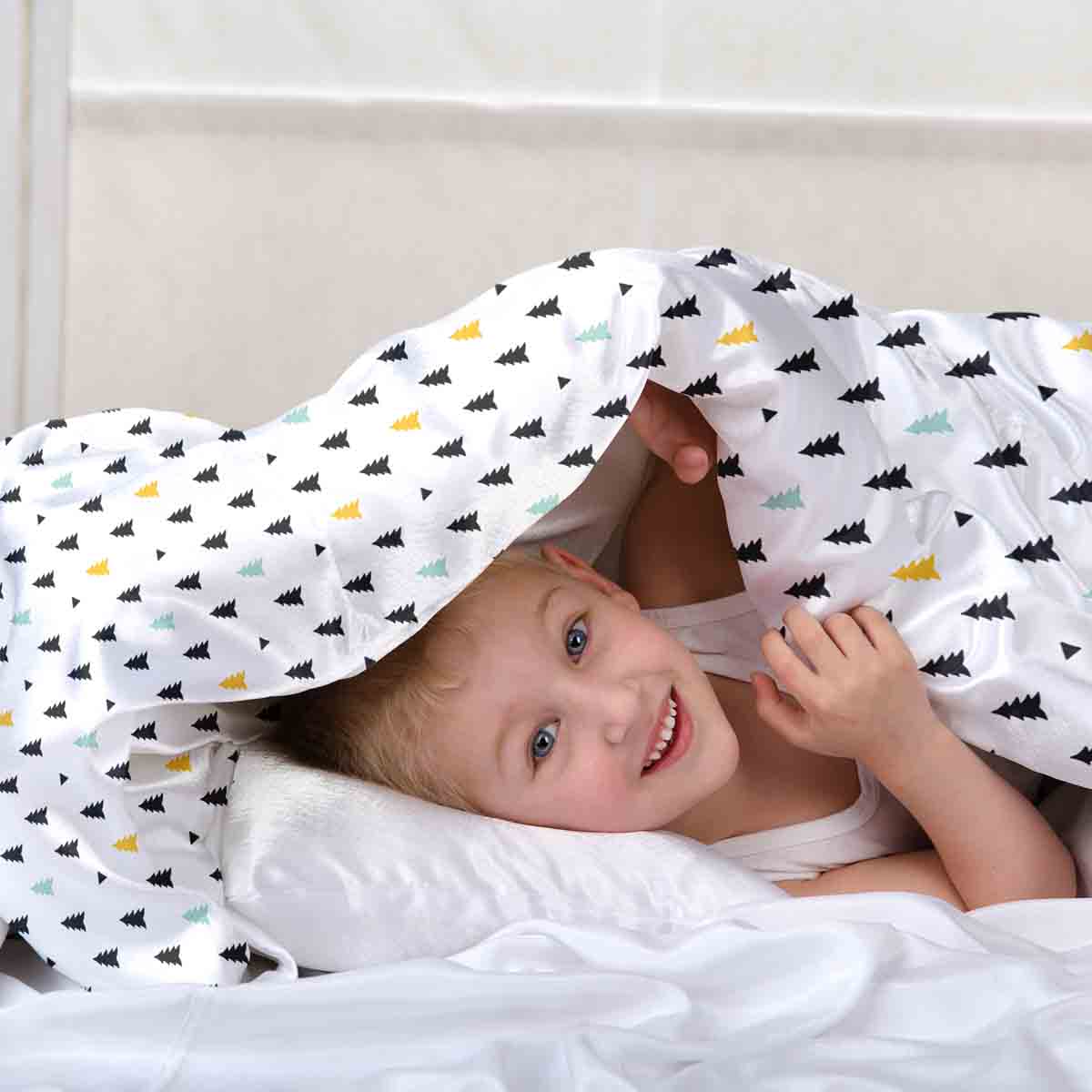 Set de ropa de cama con mantas terapéuticas y pequeños abetos